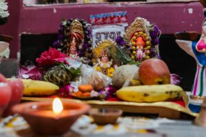Puja samagri arranged neatly for Diwali, including diyas, incense sticks, kumkum, rice, flowers, and other ritual items for performing the festival prayers.